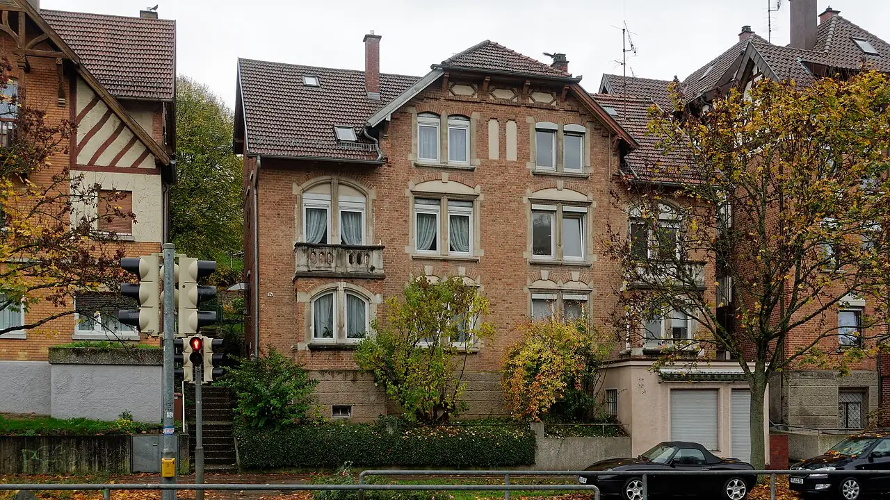 Mehrstöckige Wohnhäuser mit Giebeln und Erkern an der Beethovenstraße in Botnang