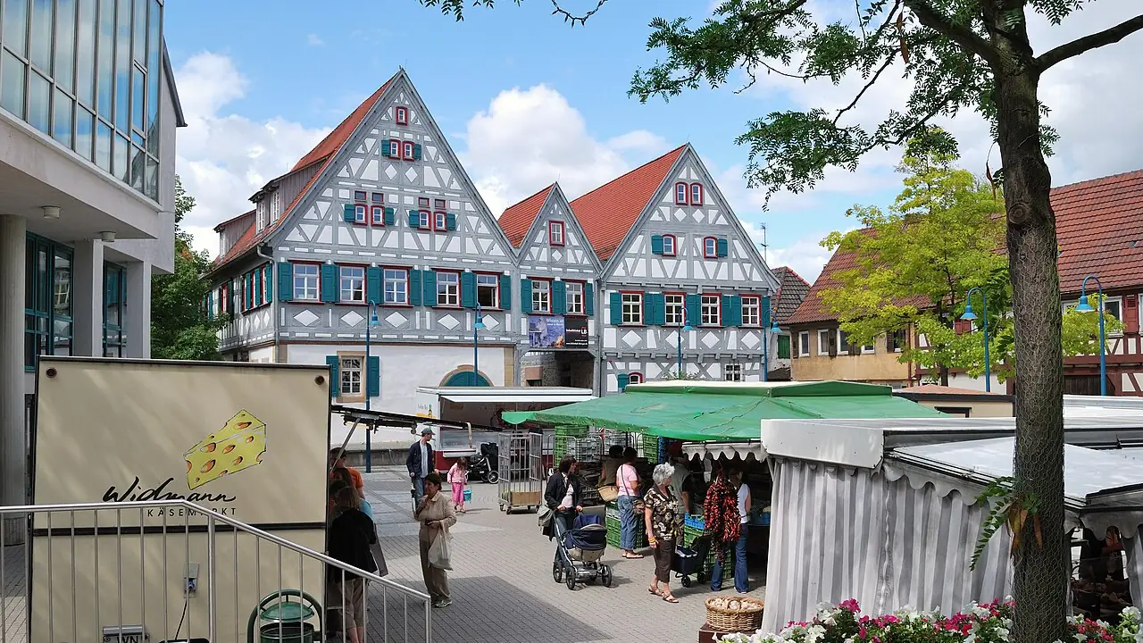 Wochenmarkt Am Laien in Ditzingen mit Fachwerkhäusern und Marktständen