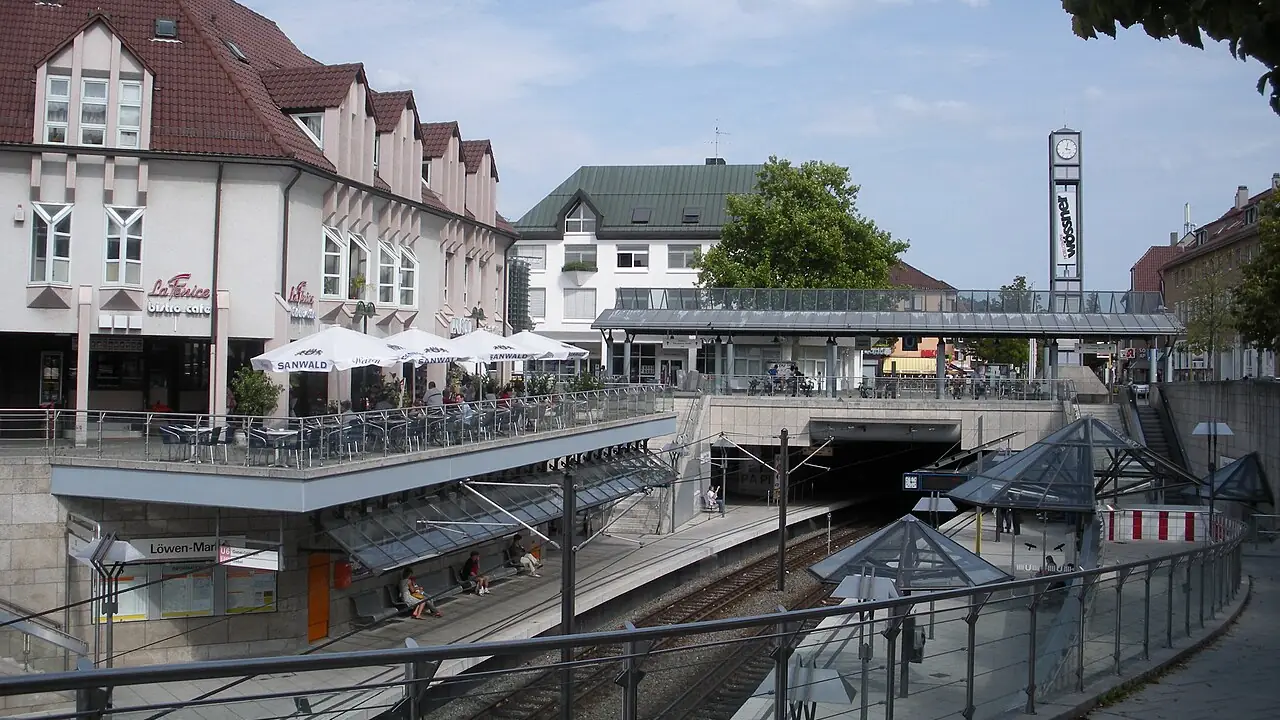 Der Löwen-Markt in Stuttgart-Weilimdorf mit der Stadtbahnhaltestelle und den Häusern am Platz