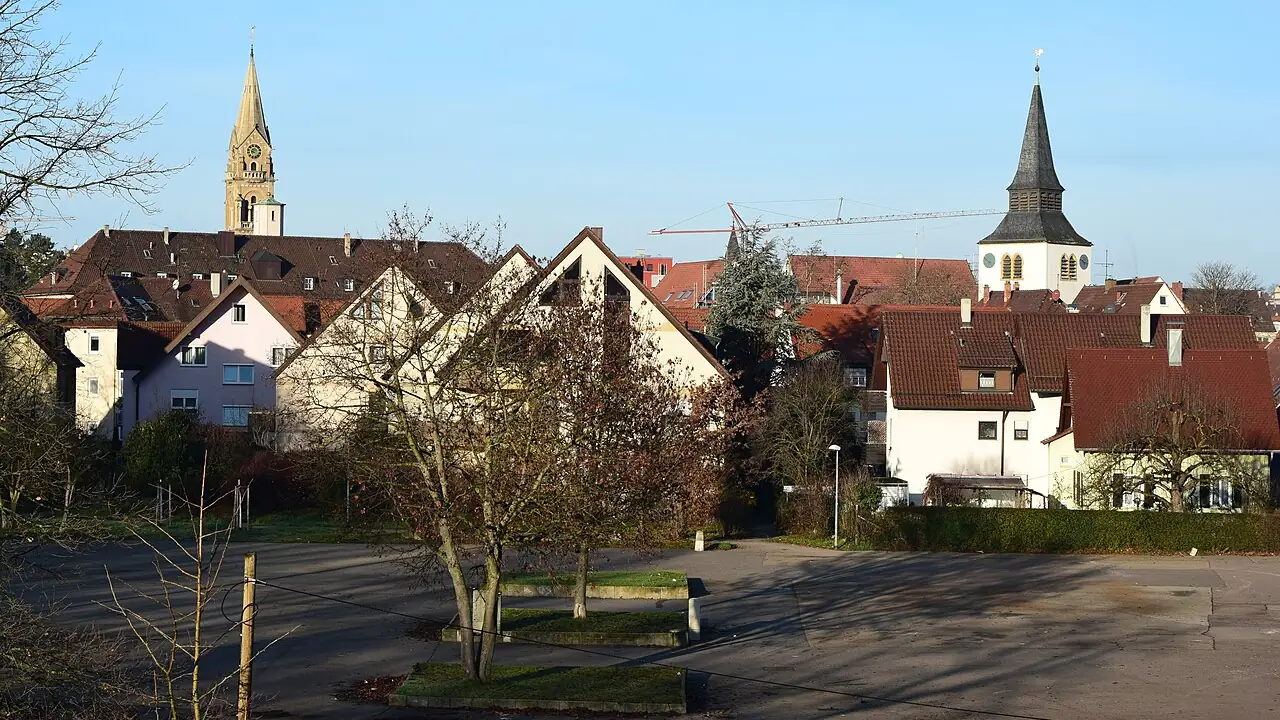 Ortskern von Stuttgart-Zuffenhausen mit Kirchturm und Dächern alter Wohnhäuser
